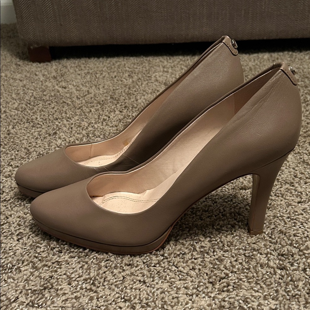 LIKE NEW - Elegant Tahari Nude Tan Women's Heels